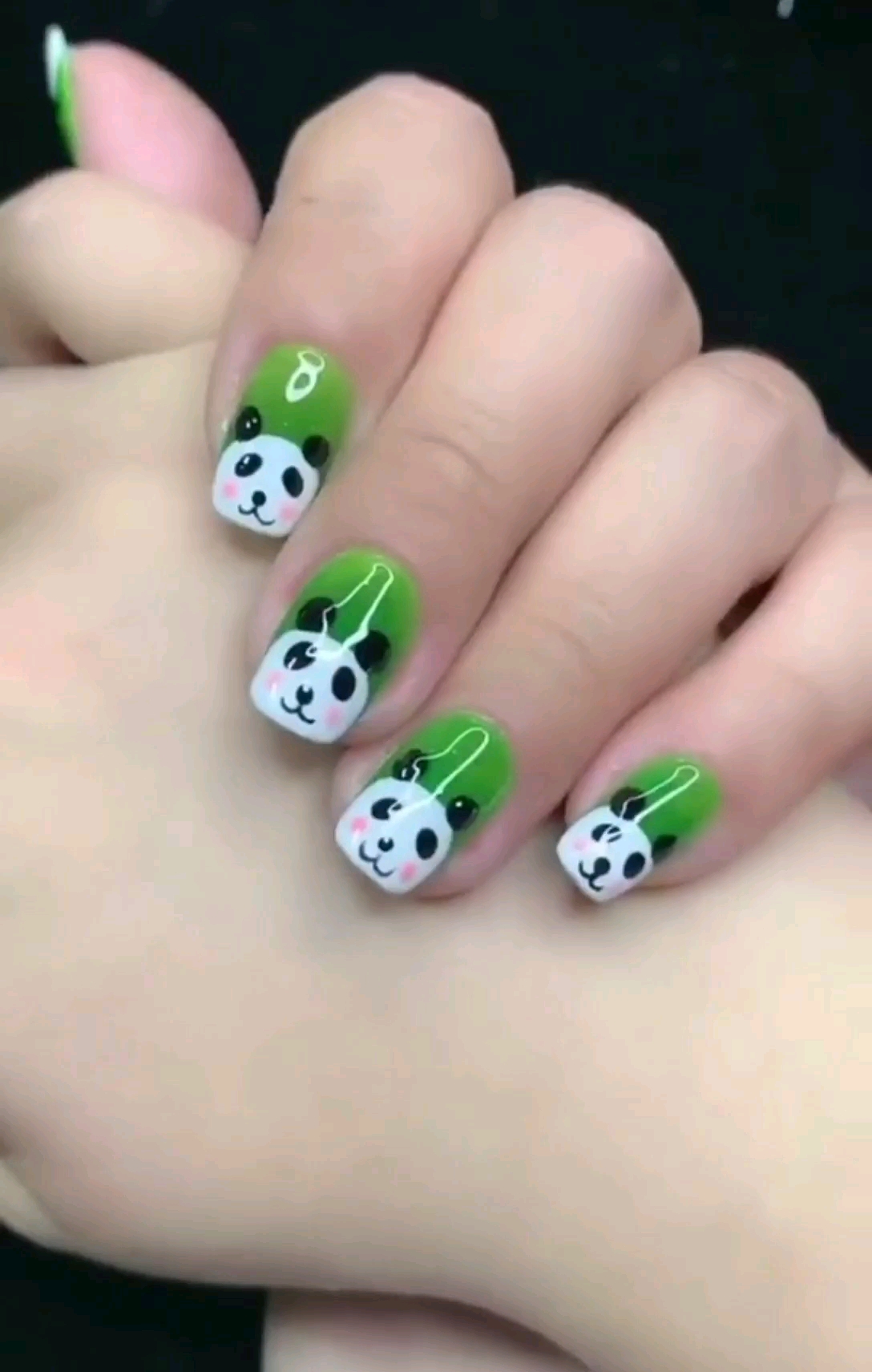 你好秋天#敲可爱嫩绿色小熊猫美甲,萌萌哒,爱了爱了#美甲#超可爱
