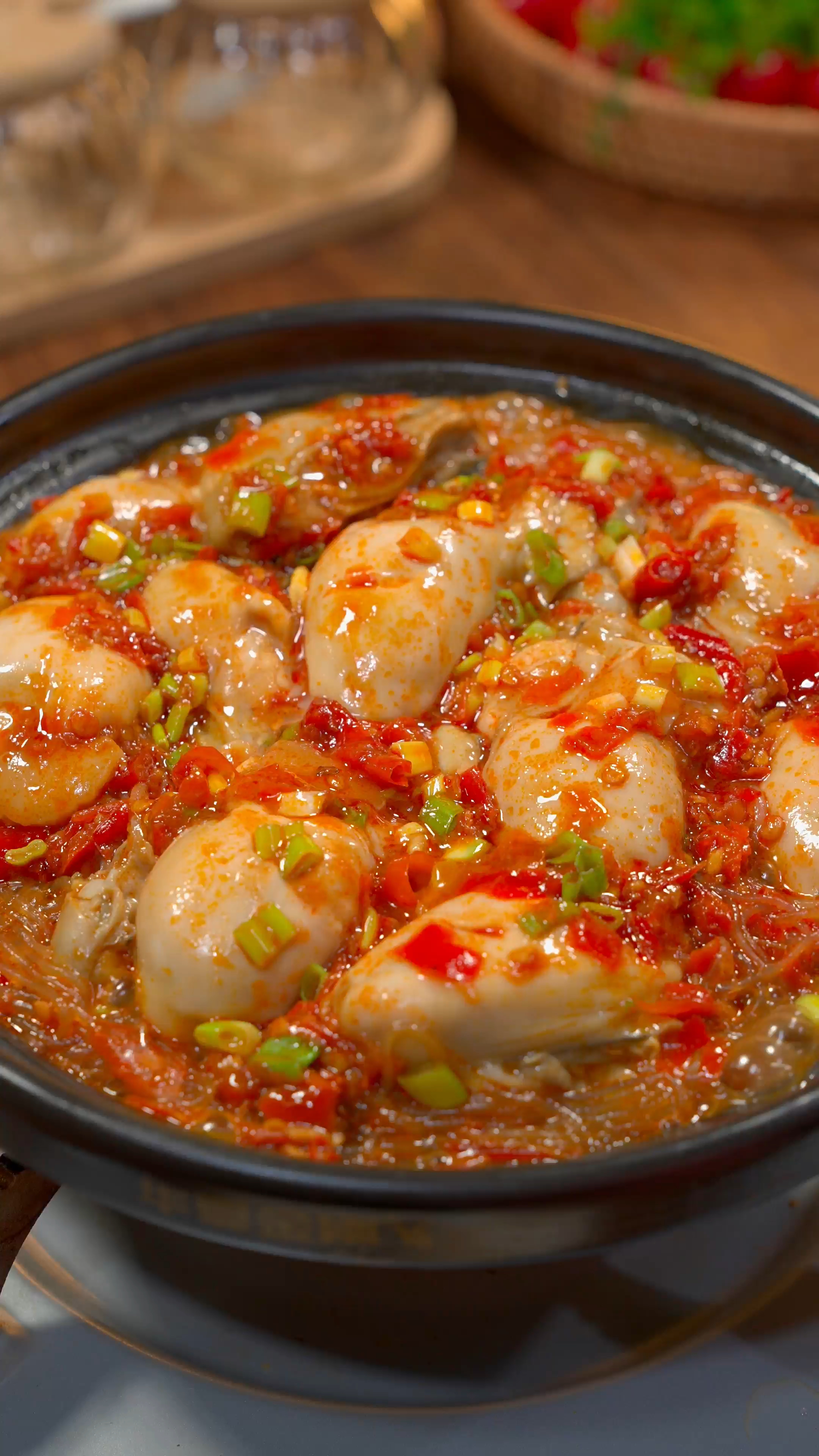 这样做的生蚝煲,鲜美有下饭,比烤着好吃多了~这样做的生蚝煲,鲜美有下