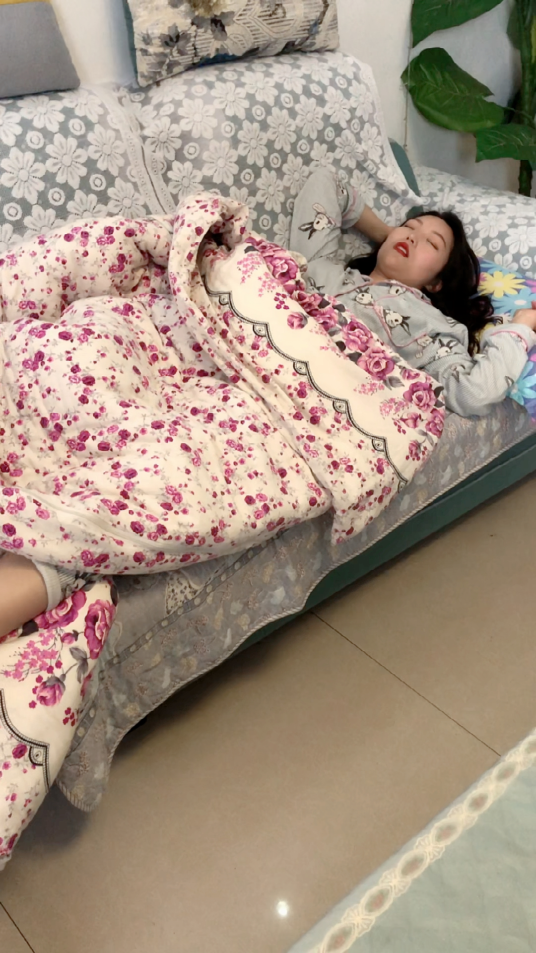 帮老婆把被子盖好!