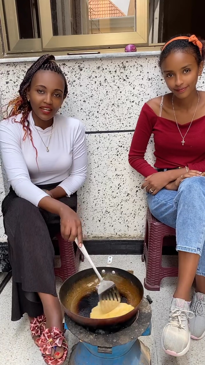 非洲人的生活#看一下非洲美女烙饼吃.