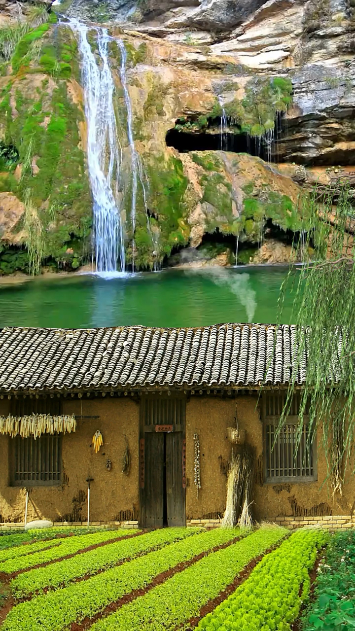 我又看见了一个靠近瀑布的老房子,大山里的房子是真的不贵,几千块一间