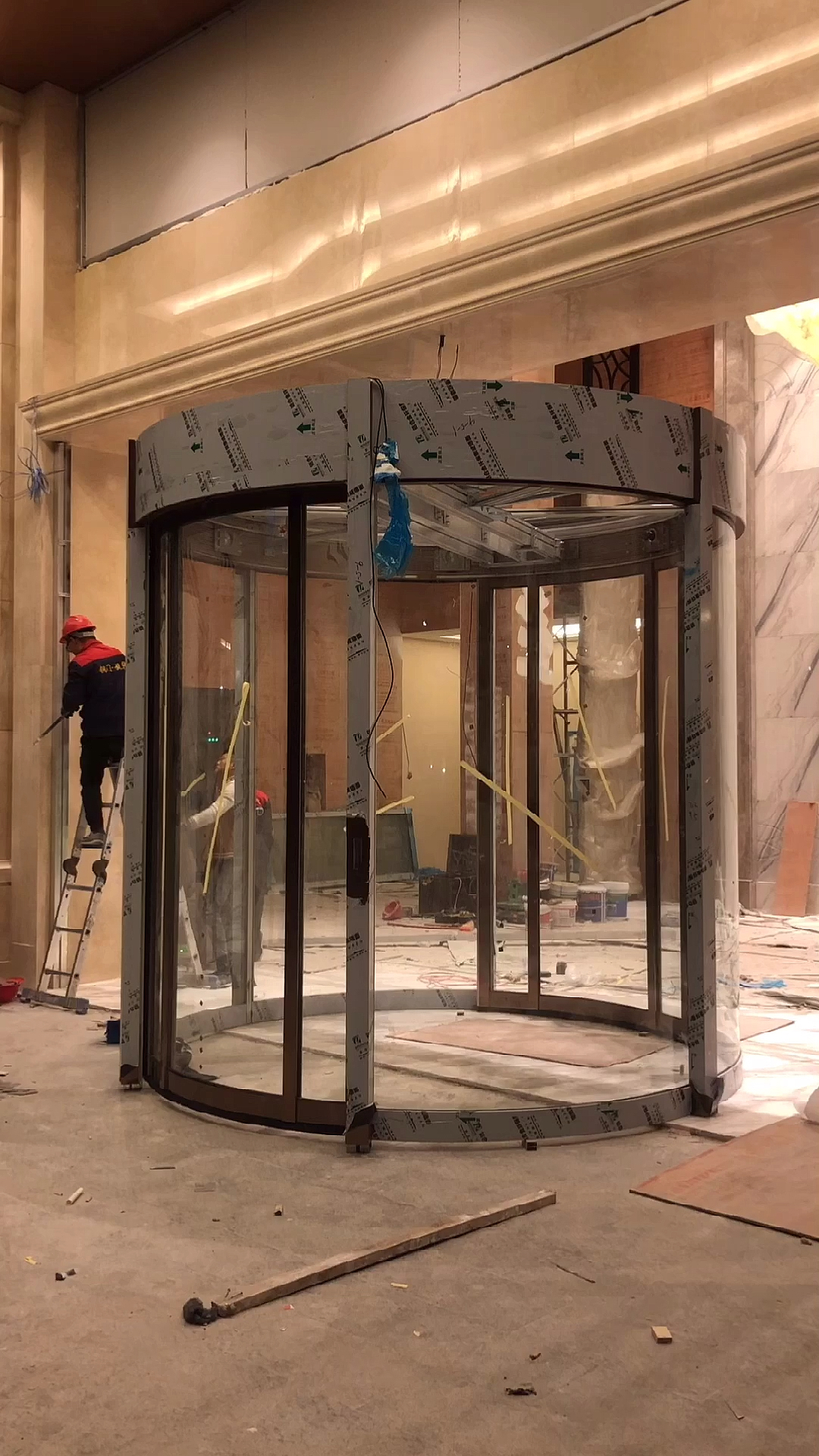 旋转门##维也纳国际酒店#两翼旋转门安装现场!