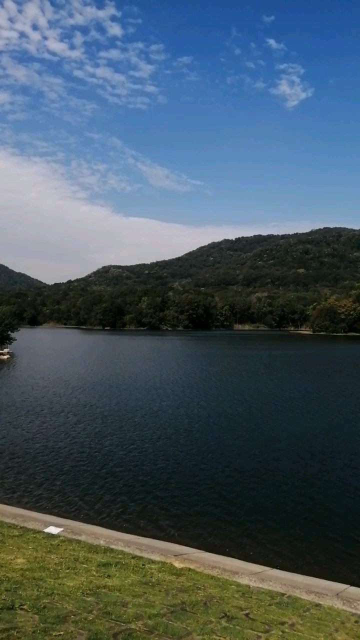 陪老太看象山水库的秋景.