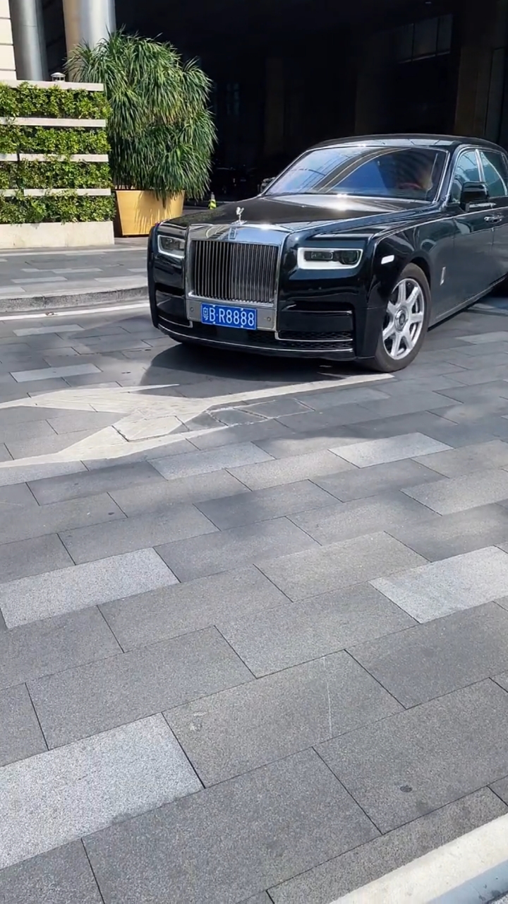 这才是真正的大佬,用劳斯莱斯幻影挂着粤b深圳,r劳斯莱斯,8888车牌