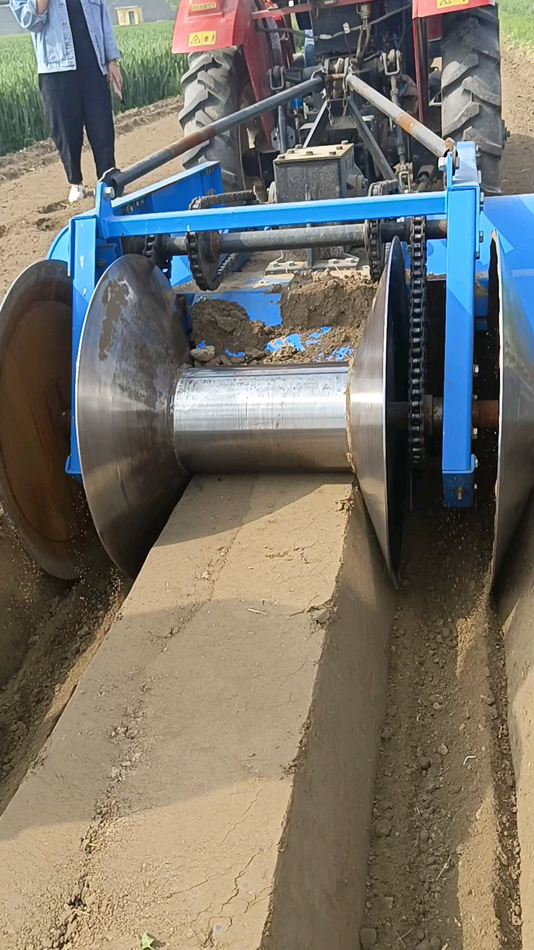 大葱大姜开沟起垄机,根据尺寸定做.草莓开沟起垄机.