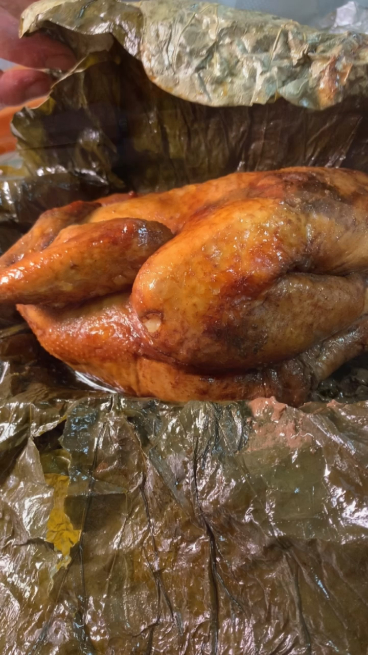 宋师傅熟食叫花鸡鸡肉香糯软烂带有荷叶的清香