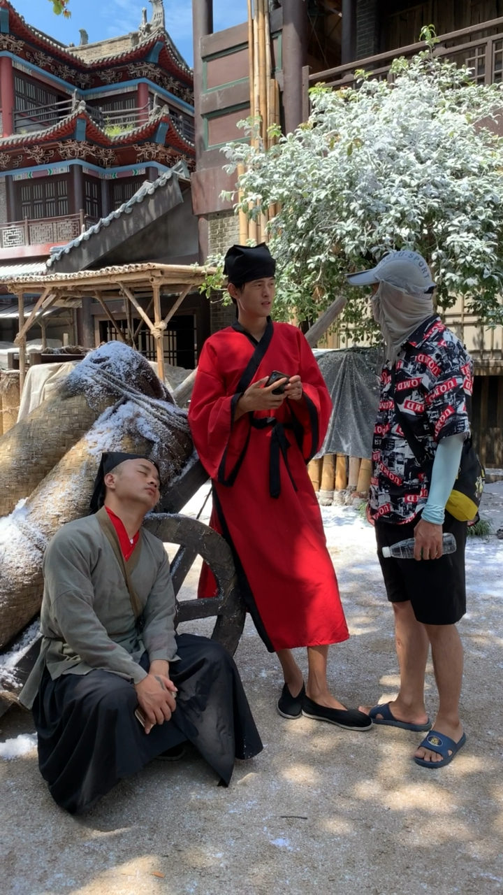 拍戏现场#大夏天拍冬天下雪戏
