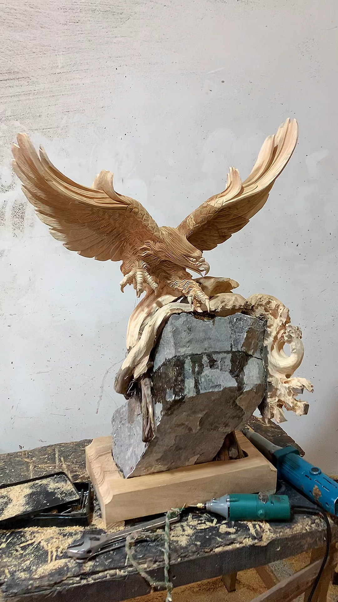 木雕制作过程#抱石木雕老鹰根雕大展宏图工艺品摆件-度小视