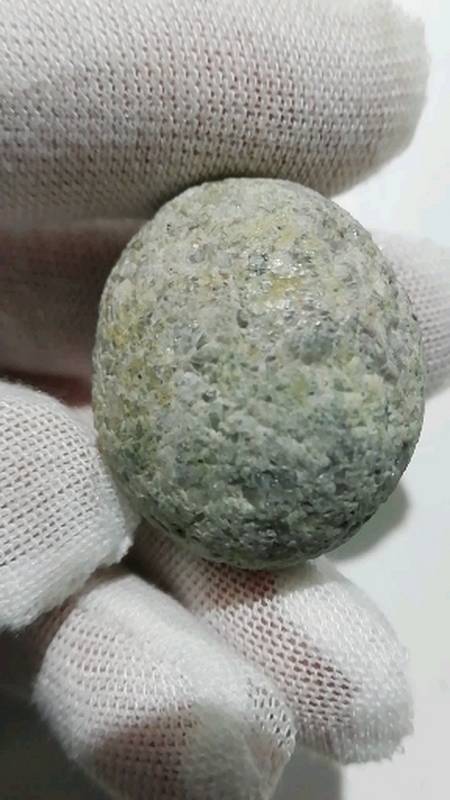 分享一颗白色球形体中的球粒晶体陨石无磁,极为稀少罕见喜欢的石友藏