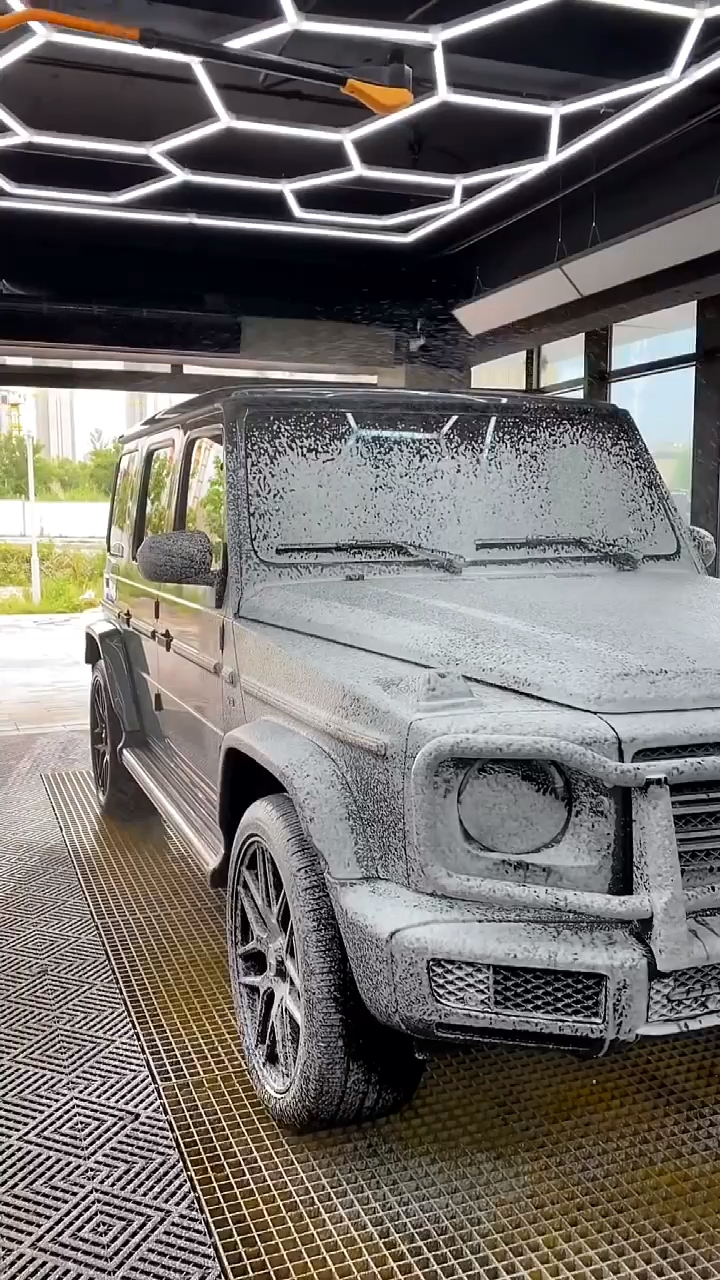 奔驰大g精致洗车全过程,这样洗一次一百多,你觉得贵吗?-度小视