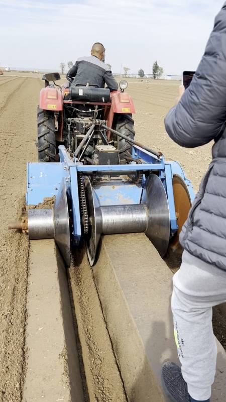 大葱开沟起垄机#专业大葱开沟起垄机,404以上拖拉机就可以带动的开沟