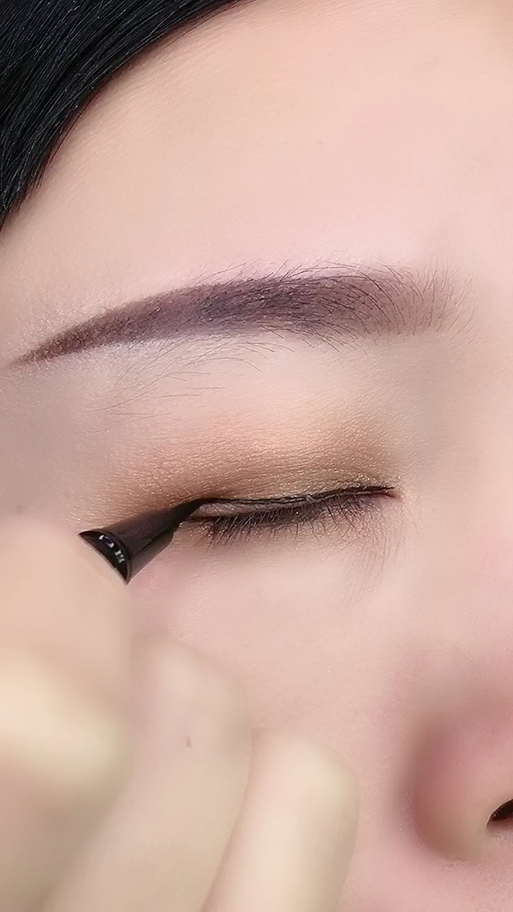 一笔画气质上扬眼线