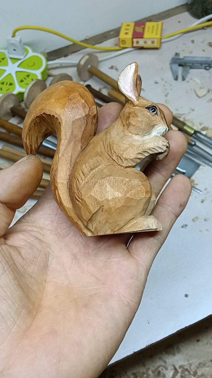 谁是下一个全民主播#好奇的小松鼠,纯手工木雕,一刀一刀刻出来的