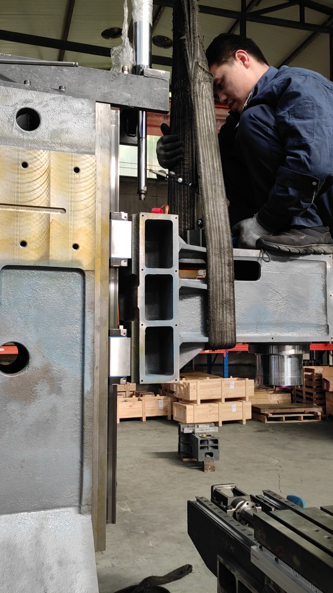 机床氮气平衡缸安装,师傅打表初步调试被我拍下来,你们猜罚了多少?