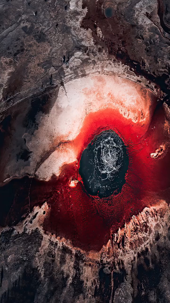 艾肯泉别名恶魔之眼,昆仑山下喷涌千年的可怕泉眼,如沸腾之水,终年不