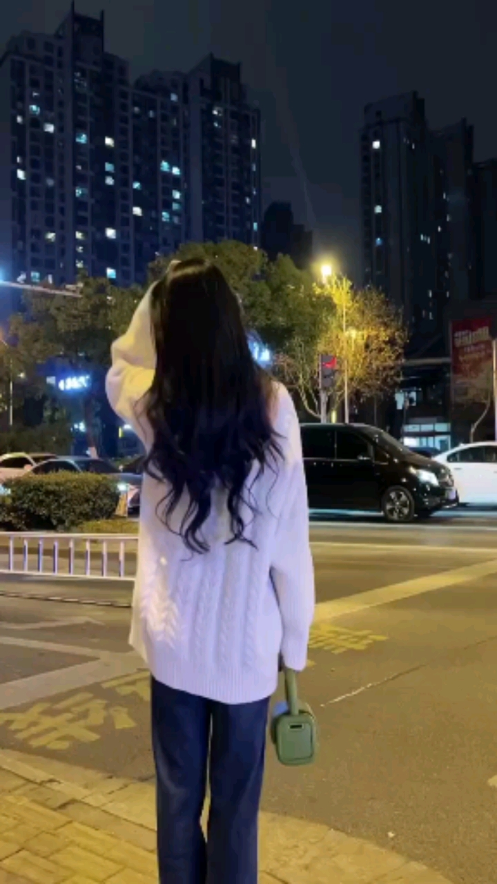 女神背影很喜欢的一段话如果都在用心那将会走得很远亲情是爱情是友情