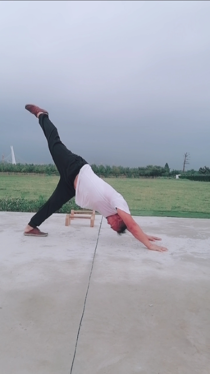 健身宁教练传递健身正能量#单腿下犬式