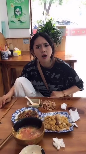 全民正能量#漂亮的小姐姐!吃饭了