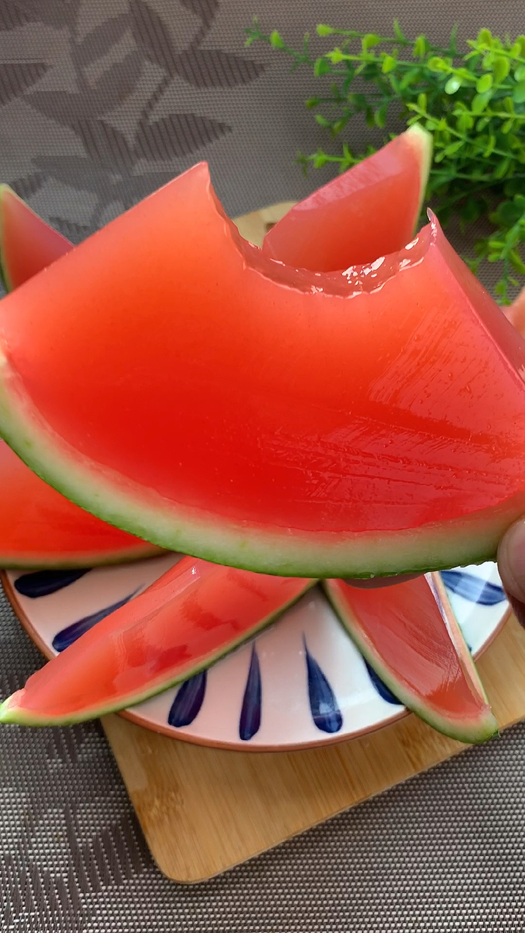 你知道夏天最火的无籽西瓜怎么做吗我来教你qq弹弹非常好吃