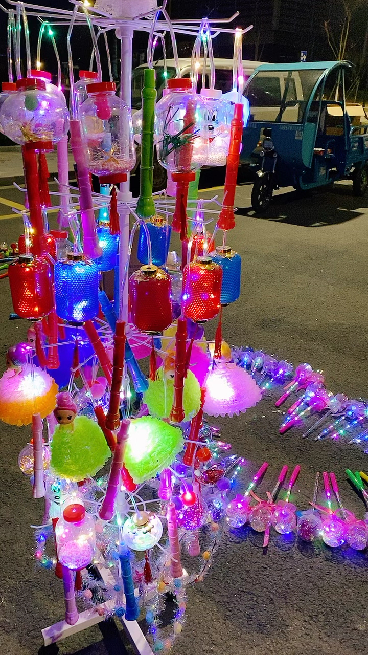 地摊#摆地摊卖什么最赚钱而且很受欢迎,夜市地摊卖发光玩具,卖玩具