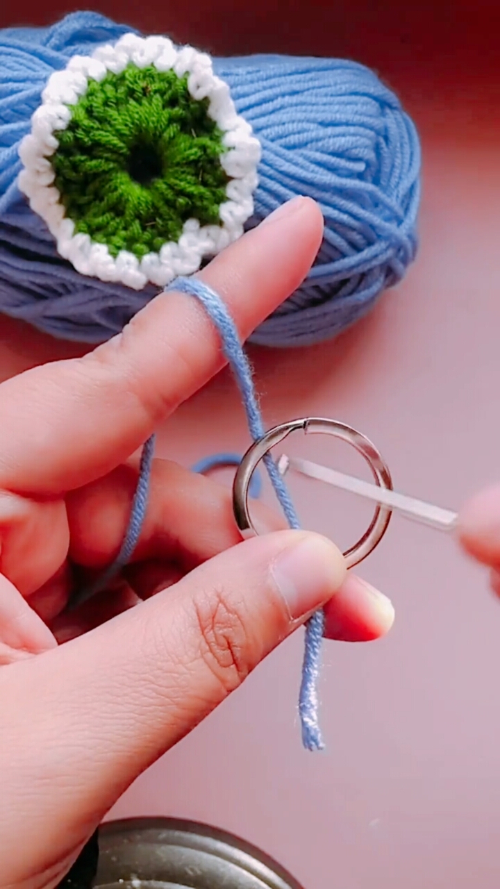 手工制作#五一假期休闲时光,来学学如何用钩针简单编织个小饰品吧.