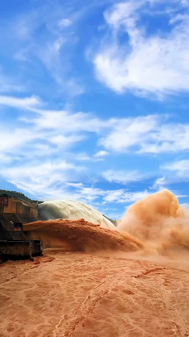 黄河小浪底排沙现场场面无比壮观震撼