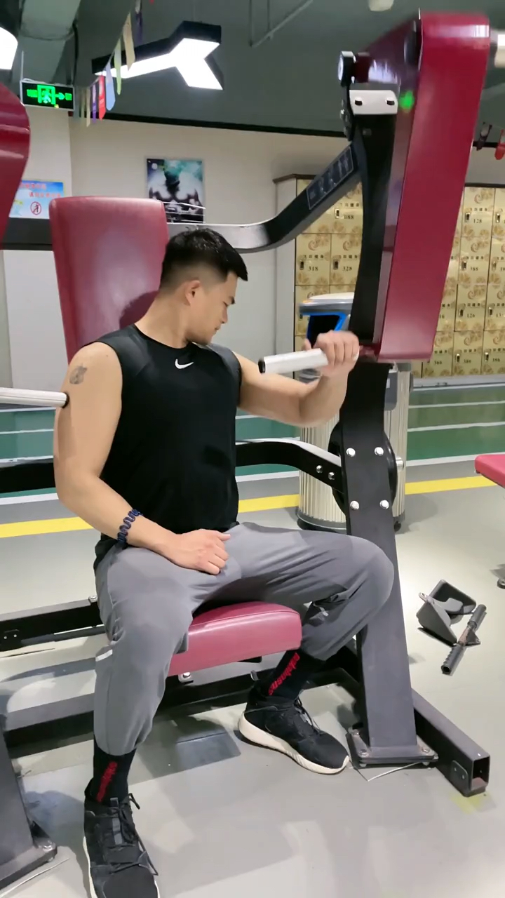 荷尔蒙帅哥#这样的大长腿健身教练可以吗?