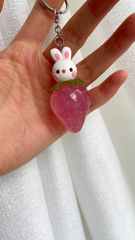 超轻粘土#透明草莓兔子钥匙扣教程-度小视