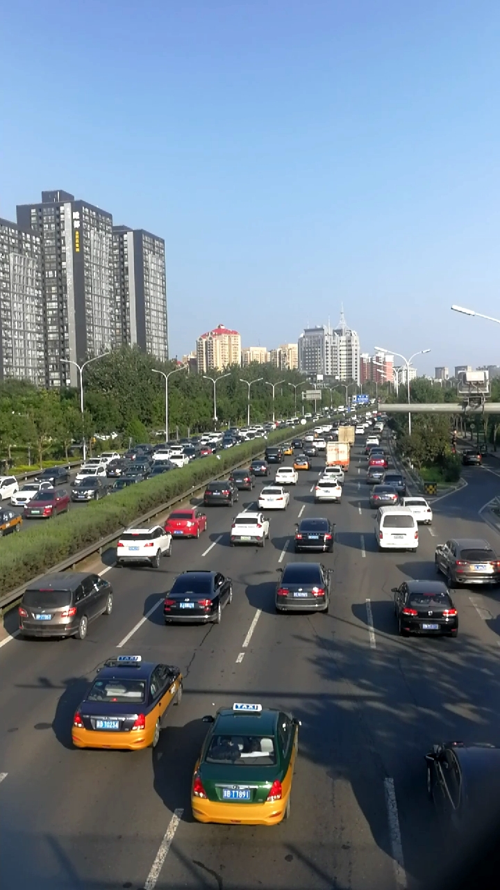 四环路上一道美丽车流!