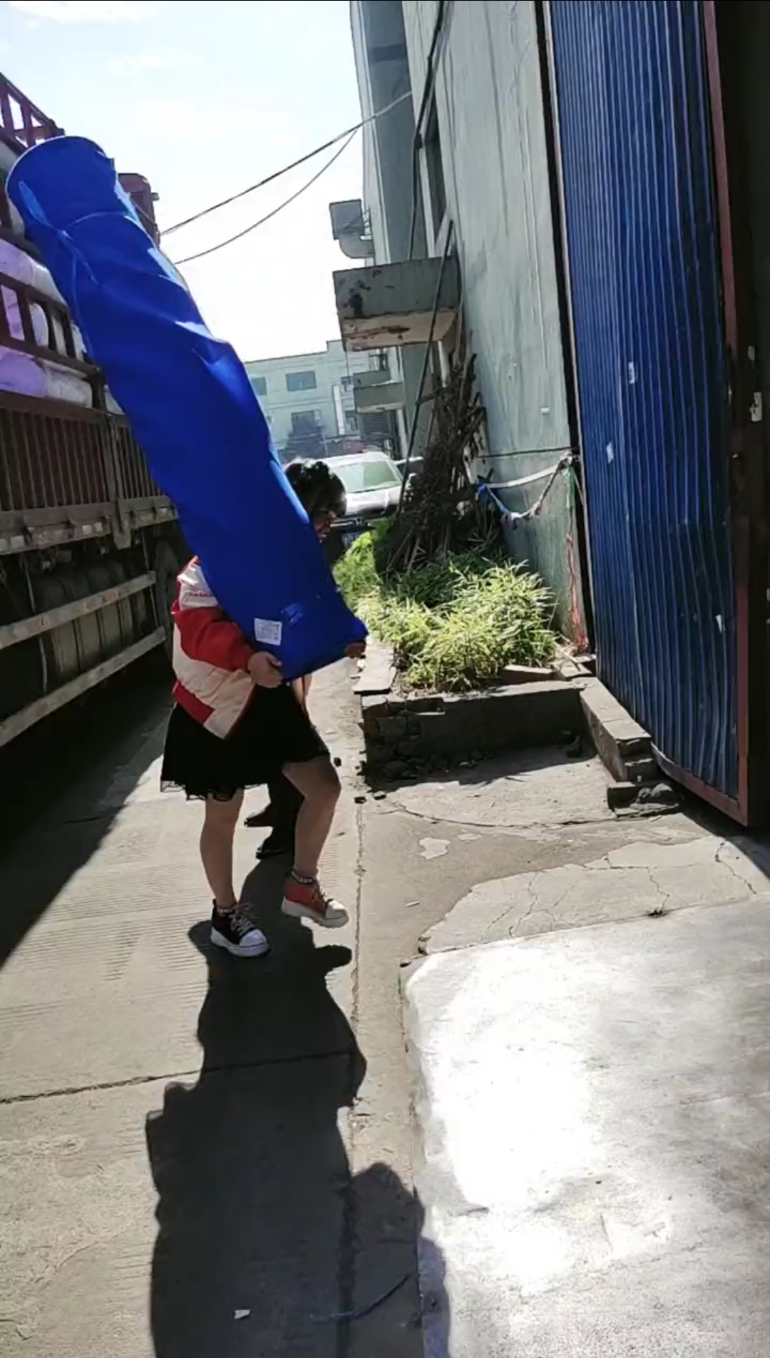 师傅说我只会拿本子又扛不动布,说扛一个十块钱,你们说这样我会不会扛