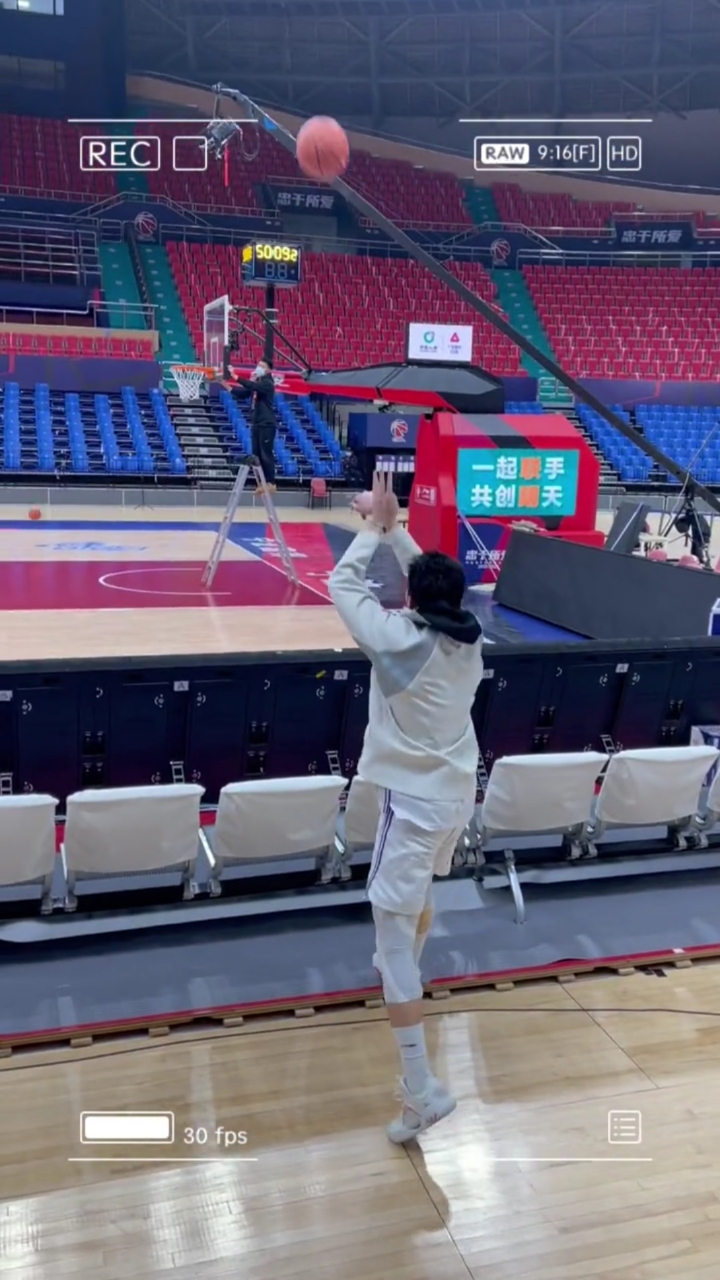 篮球cba三宁大炮的射程已经扩张到替补席后面了火力全开啊