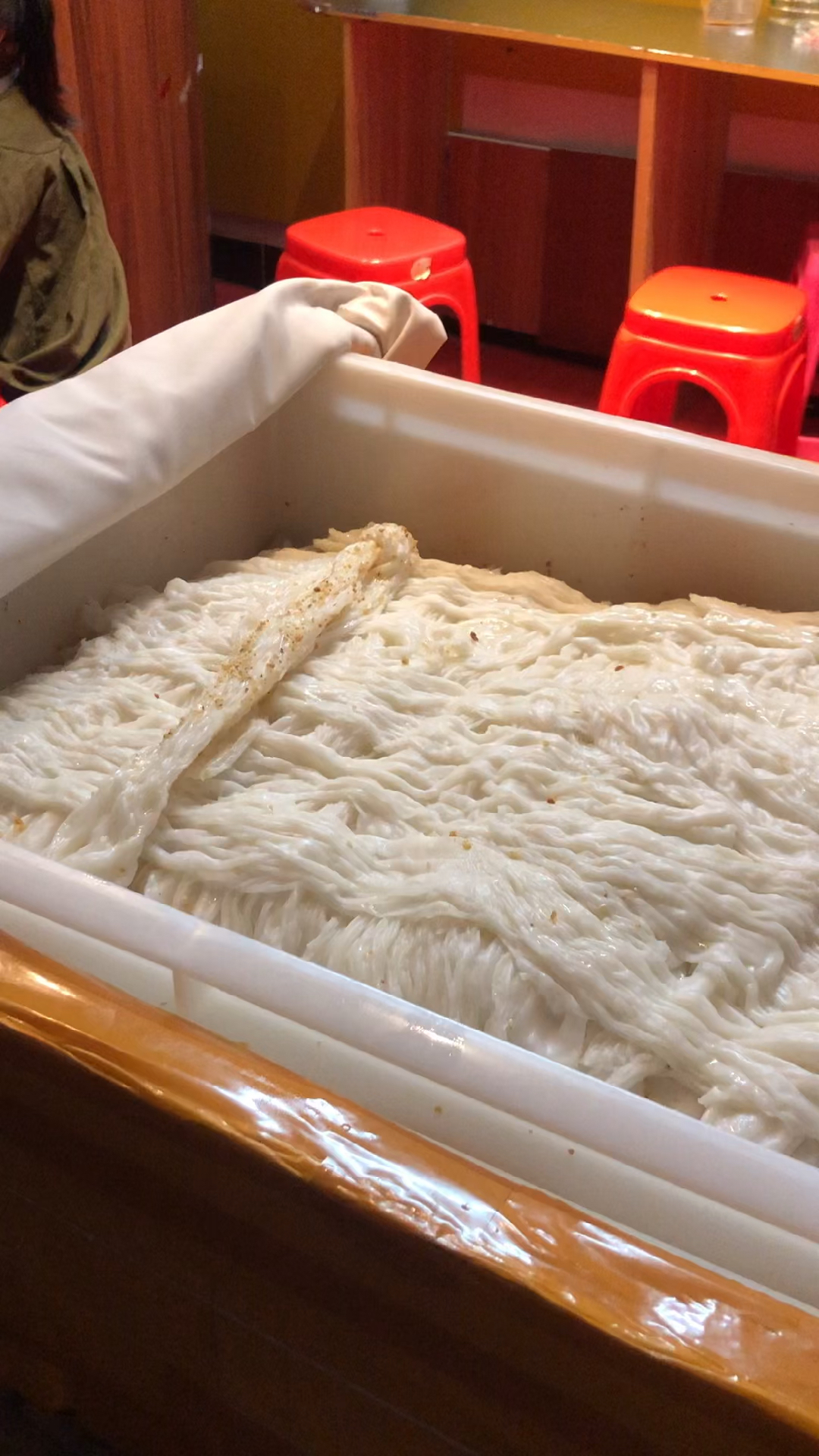 现在很少人能在路边看到这个肠粉了,因为很少工厂做得了,所以只能手工