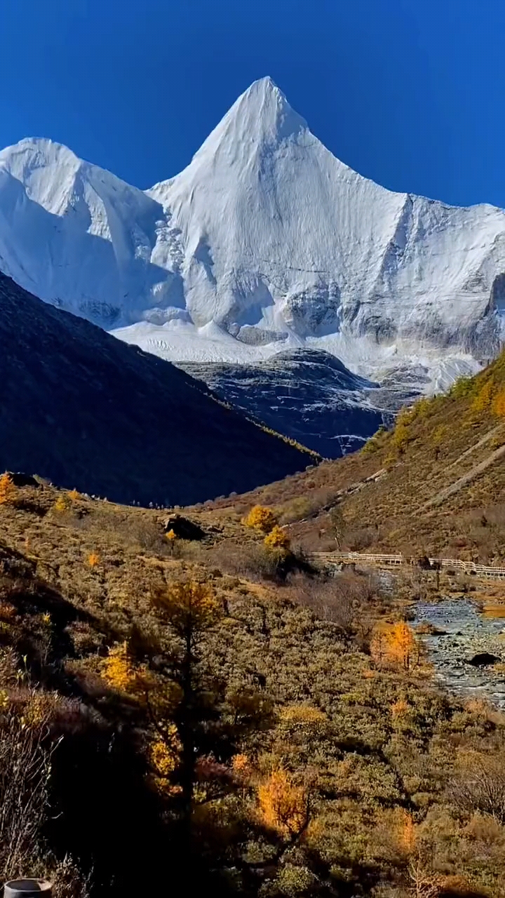 甘孜州:稻城亚丁景区央迈勇神山,最美雪山,最美神山.