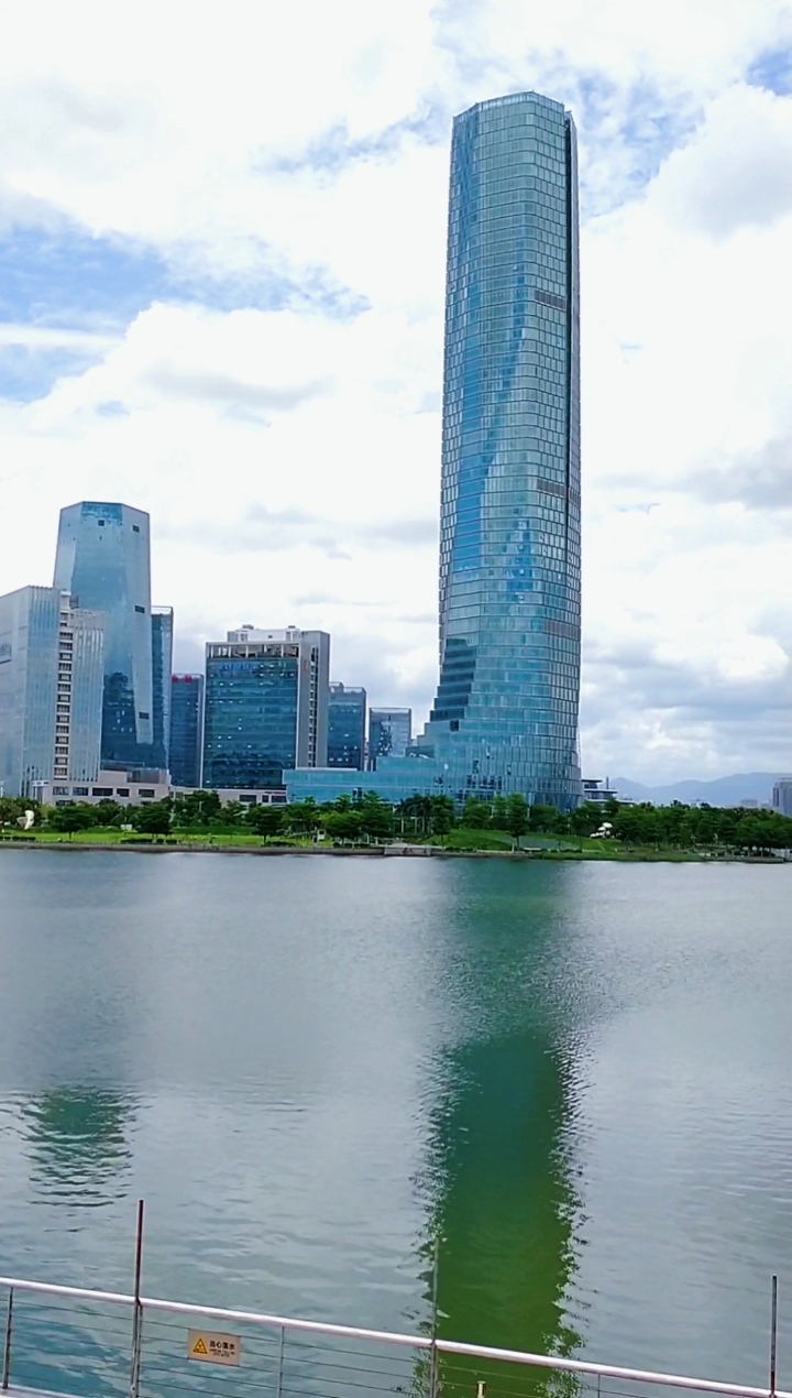 不一样的城市#厦门岛外第一高楼杏林湾运营中心,任何时候都是一道