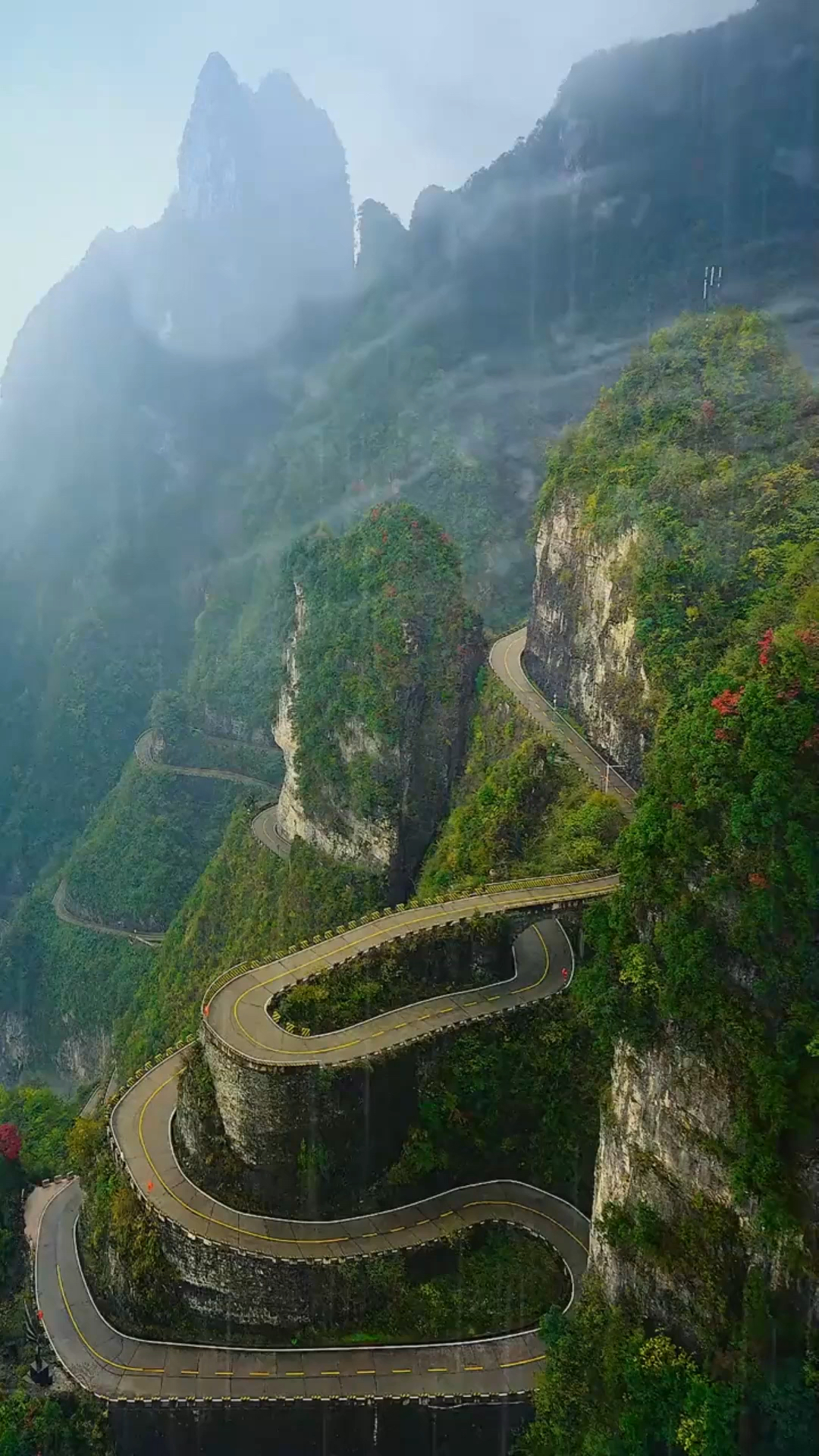 旅游进行时#全球最壮观弯路之一,张家界关门山九十九道拐,太值得观赏