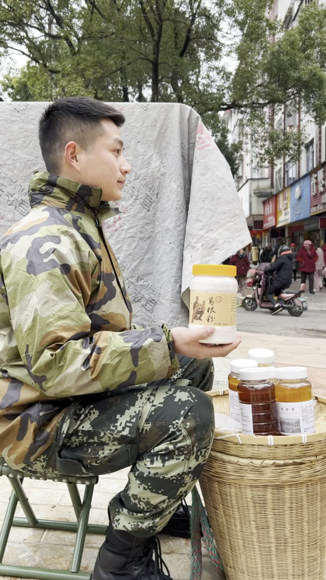 小鹏是个地地道道的农村人,出身贫寒,但很实在,不羡慕,不抱怨,脚踏实