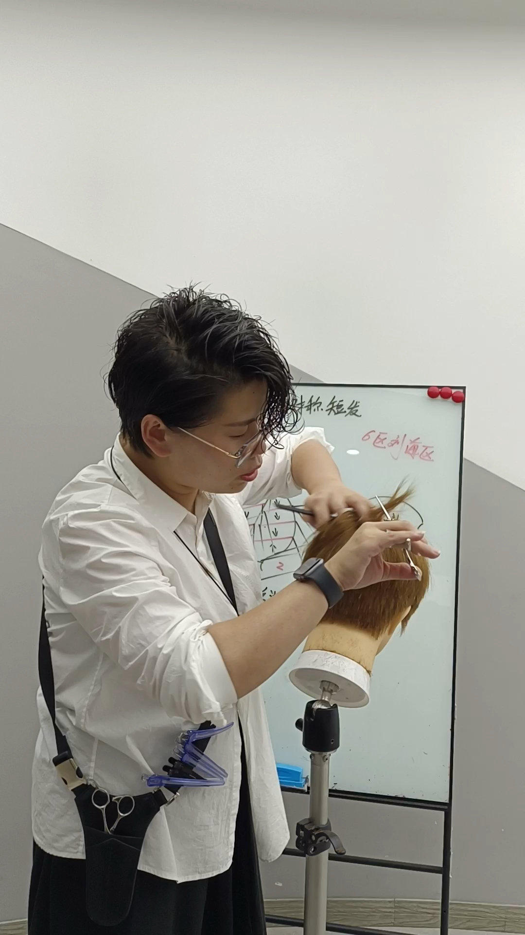 美发教程上海托尼盖美发学校海蒂老师打薄手法