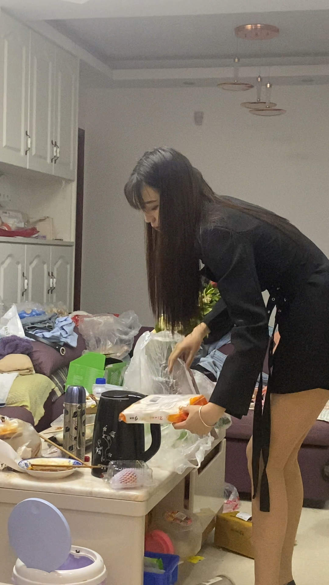 闺蜜下班回家就收拾屋子做饭,不知道以后谁能娶我的宝