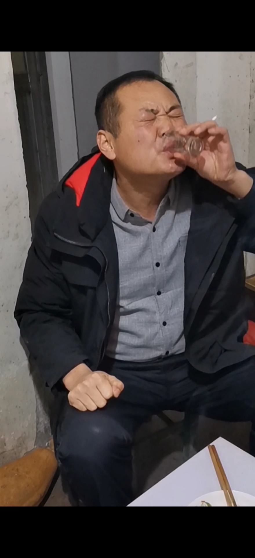 搞笑段子剧#老表为了不劝别人喝酒,只好自己在家与老铁划拳喝酒.