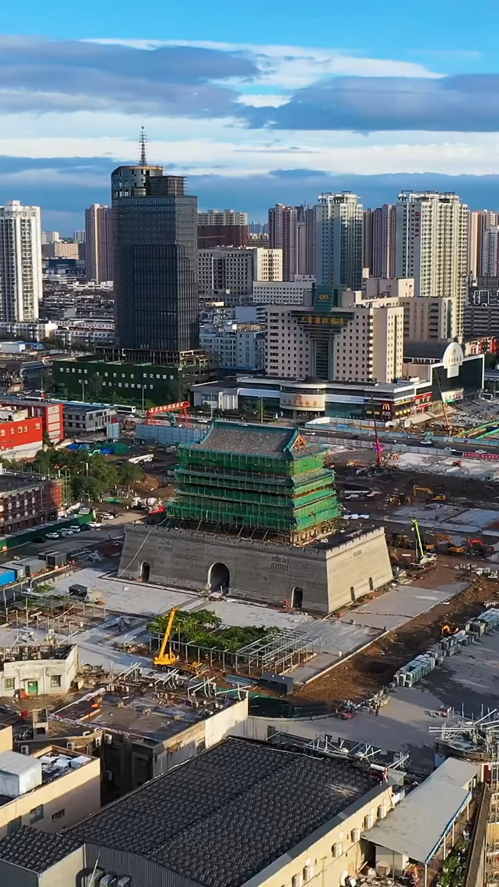 地标建筑太原五一广场复建的首义门国庆迎客这才是2500年古城应该有的