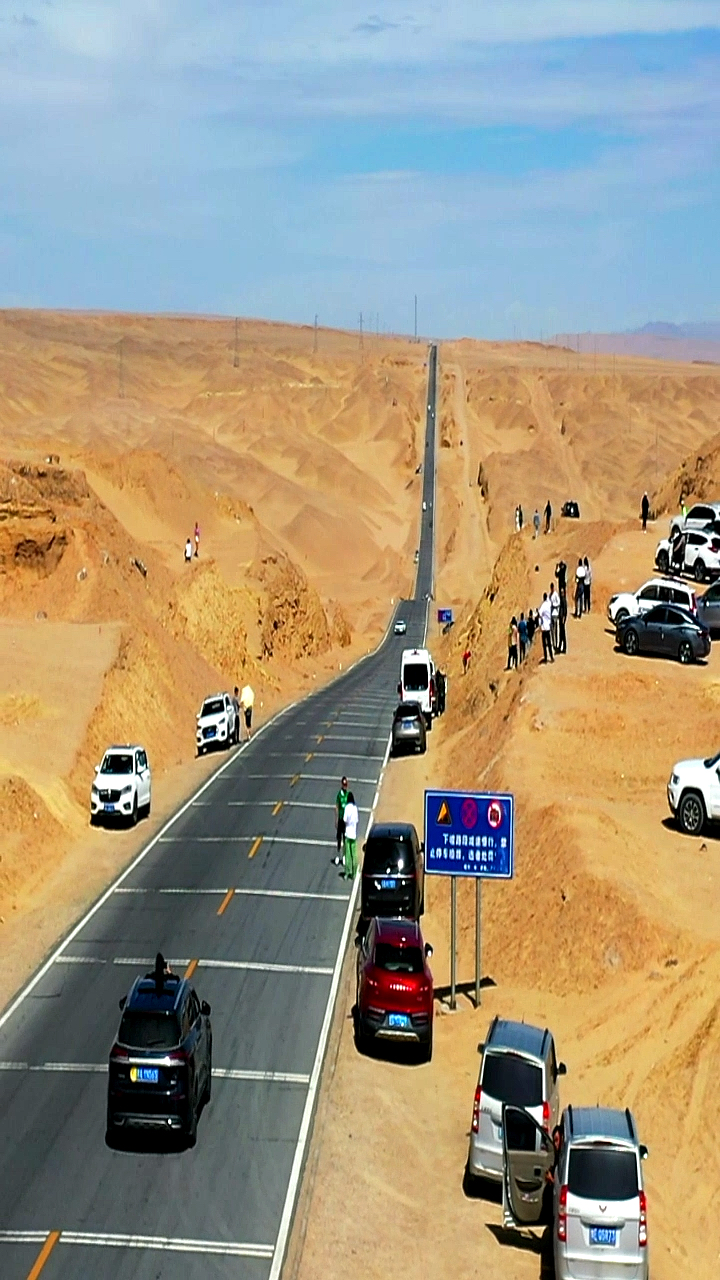 青海最美u型公路修建在荒漠中的路笔直看不到终点