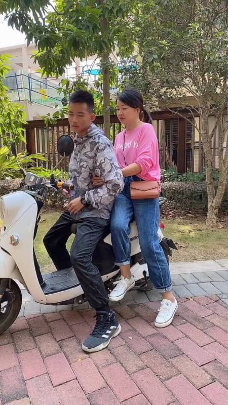 让儿子带我买个菜,硬是不让我搂他的腰,说腰要留给他将来女朋友搂的