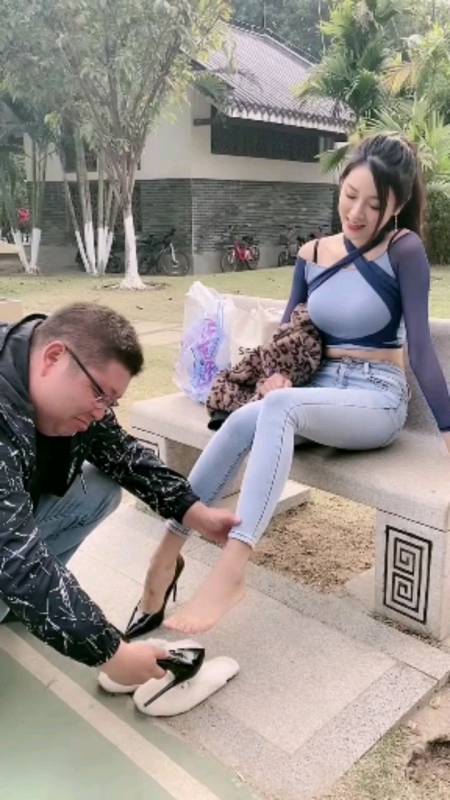 伺候穿鞋女主人图片