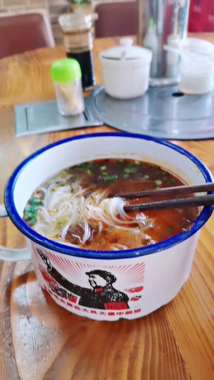 吃碗罐罐牛肉粉就上班了,麻辣麻辣的那种