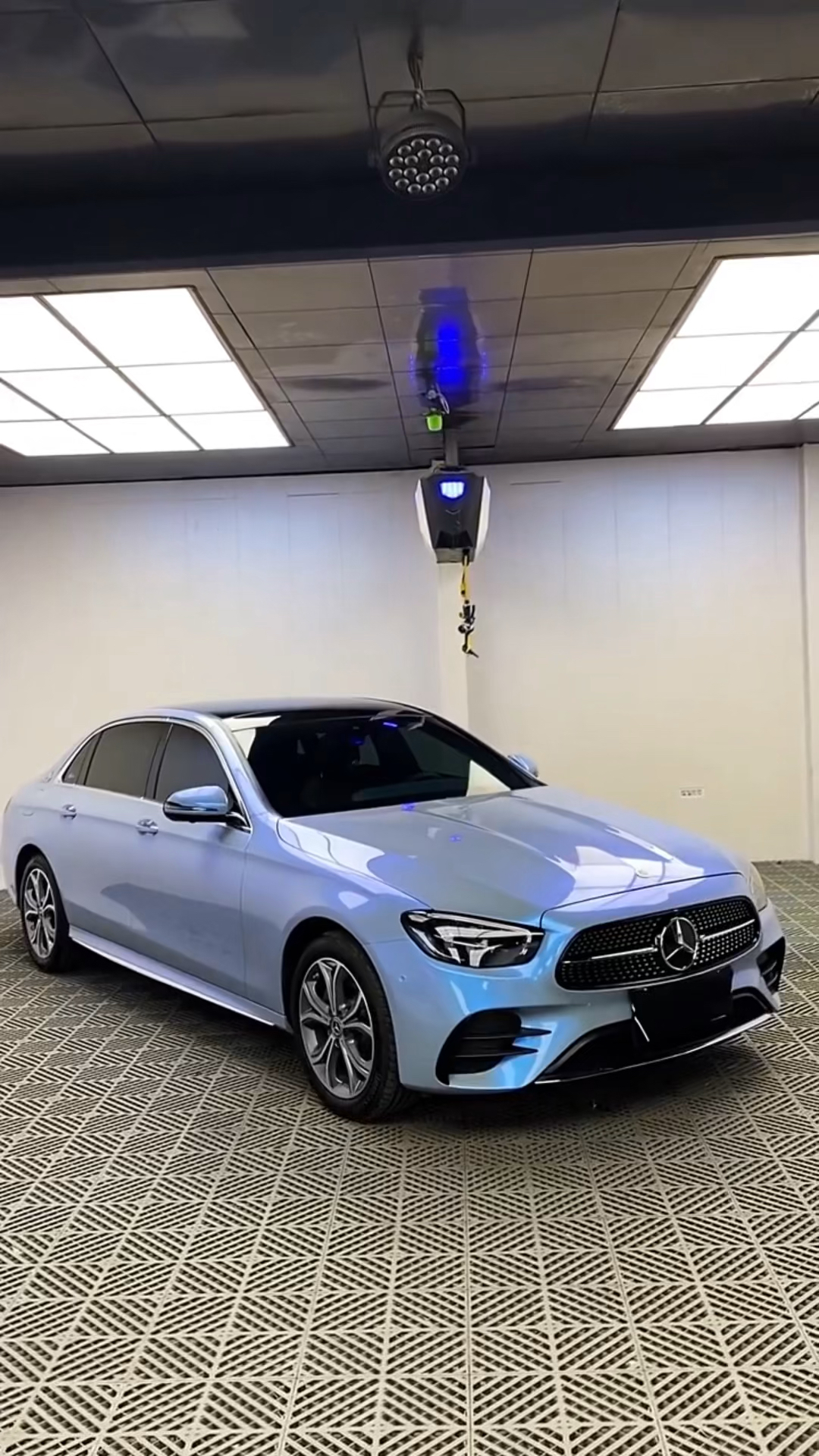 汽车改装#奔驰e300l漆面梦幻灰魅蓝改色贴膜,看着确实帅气!