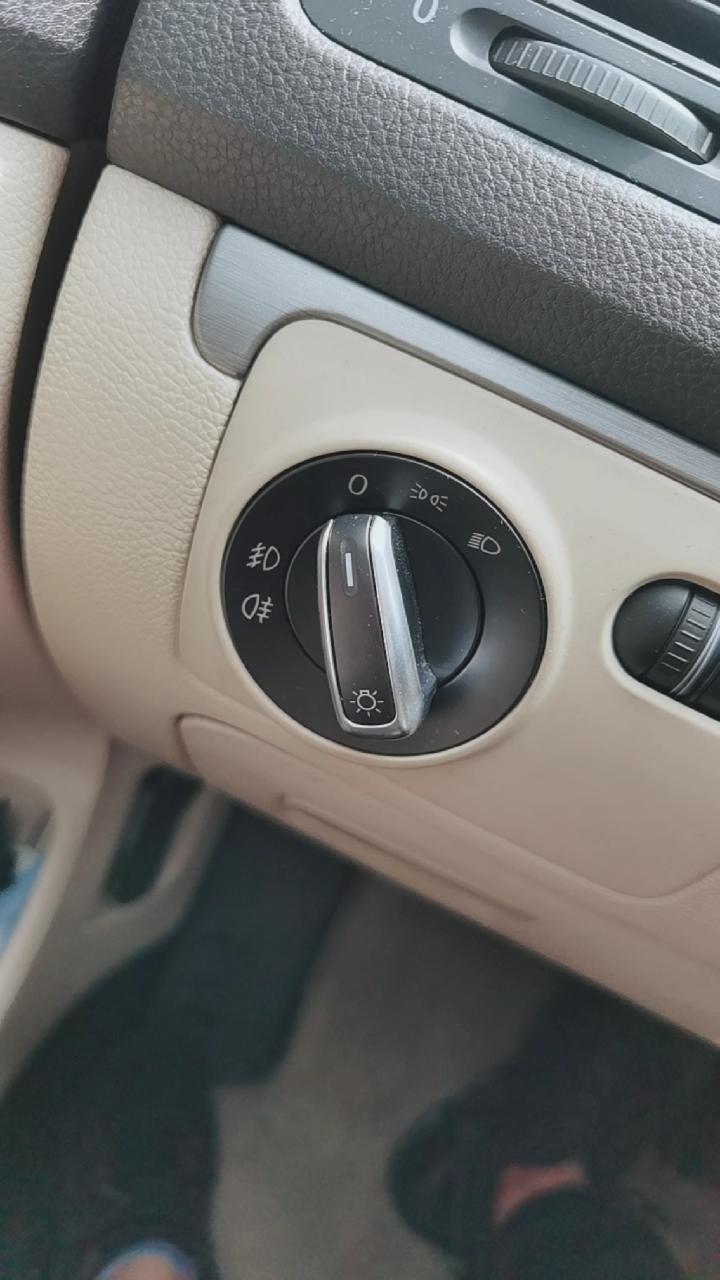 大众灯光的雾灯是要用拉的,可不是什么装饰