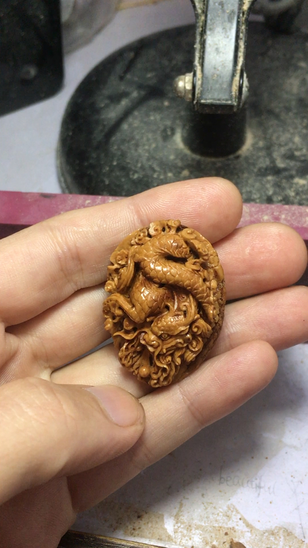 桃核雕敦煌飞天背面是满雕龙