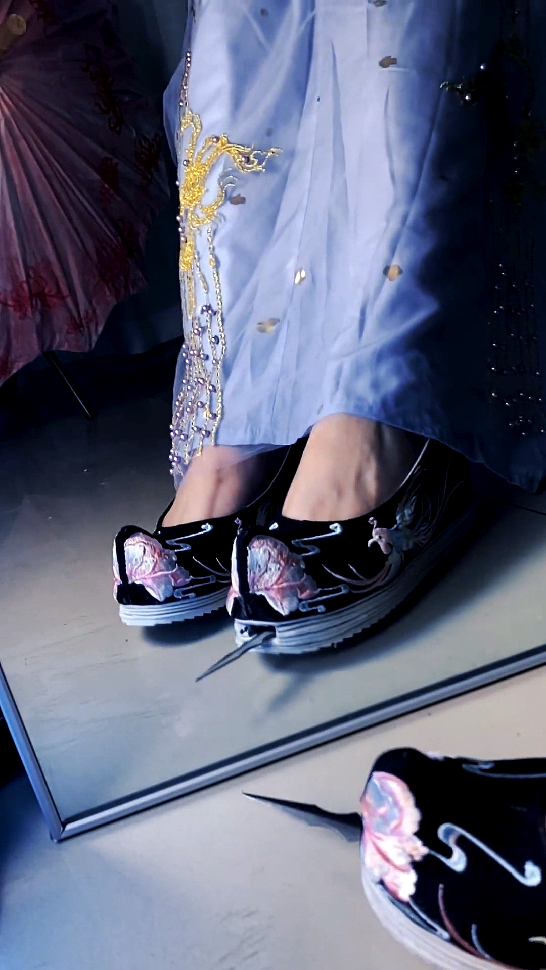 暗器#有没有可能不用脱鞋呀,毕竟当众脱鞋不雅观.(缺口明天改)