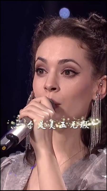 美国姑娘唐伯虎演唱《红楼梦》主题曲《枉凝眉》,凄美歌声惊艳全场!