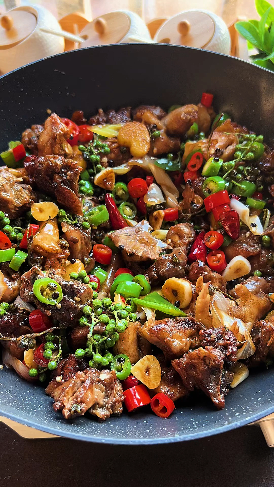 今天分享一个麻辣开胃的花椒鸡做法!